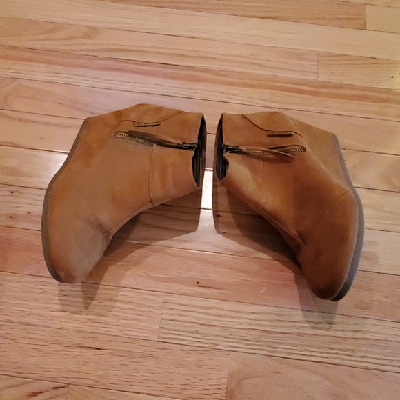 Boots - Picture 3 of 5